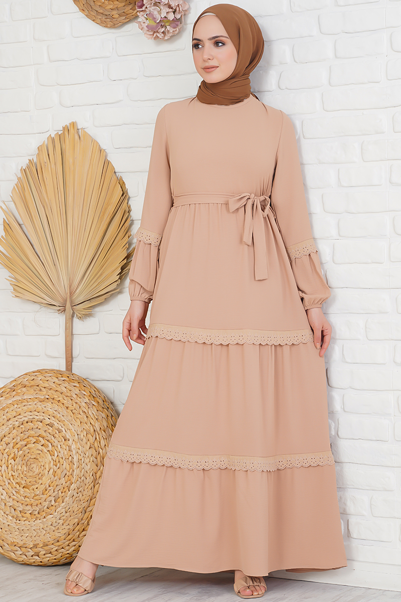 Katları Dantel İşlemeli Camel Elbise AY3680