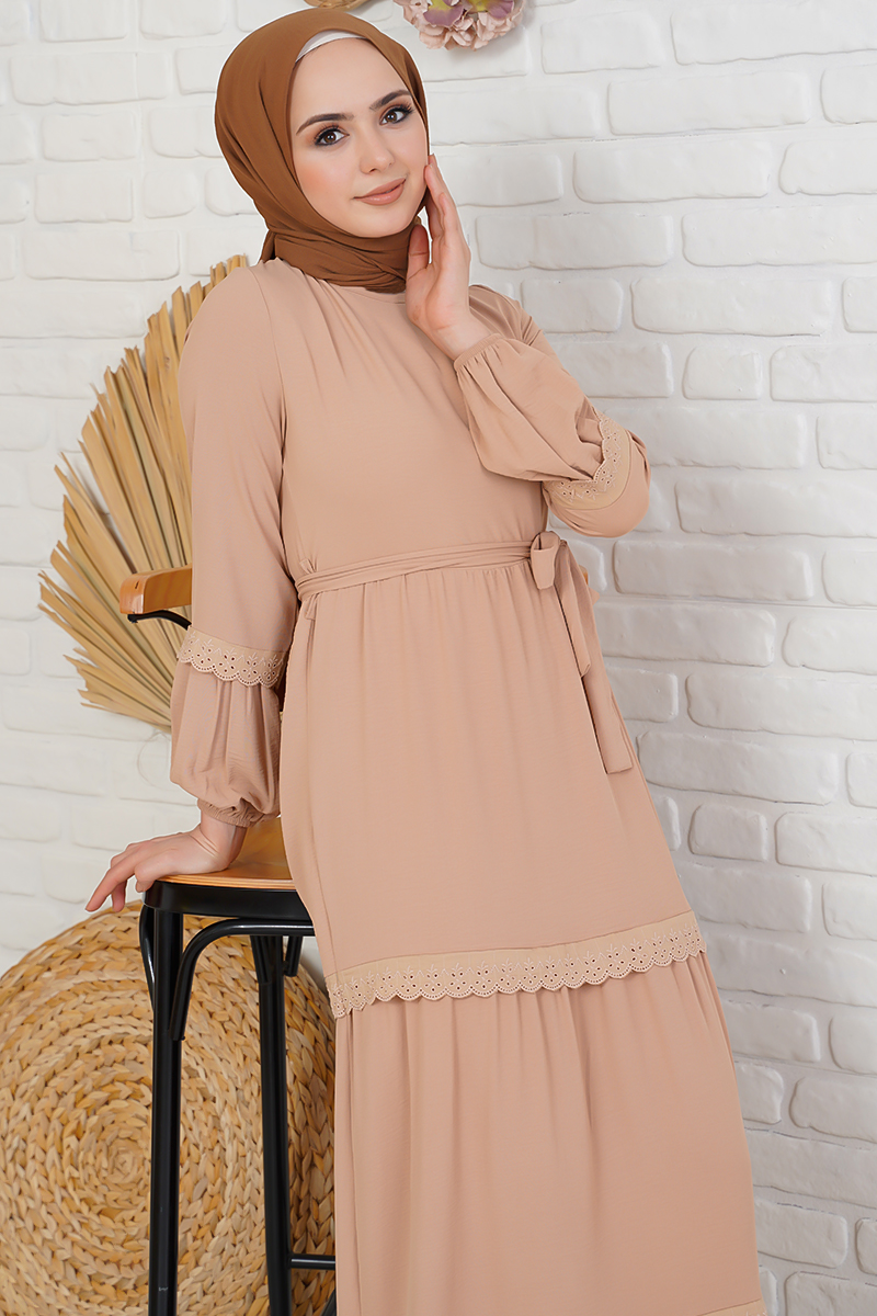 Katları Dantel İşlemeli Camel Elbise AY3680